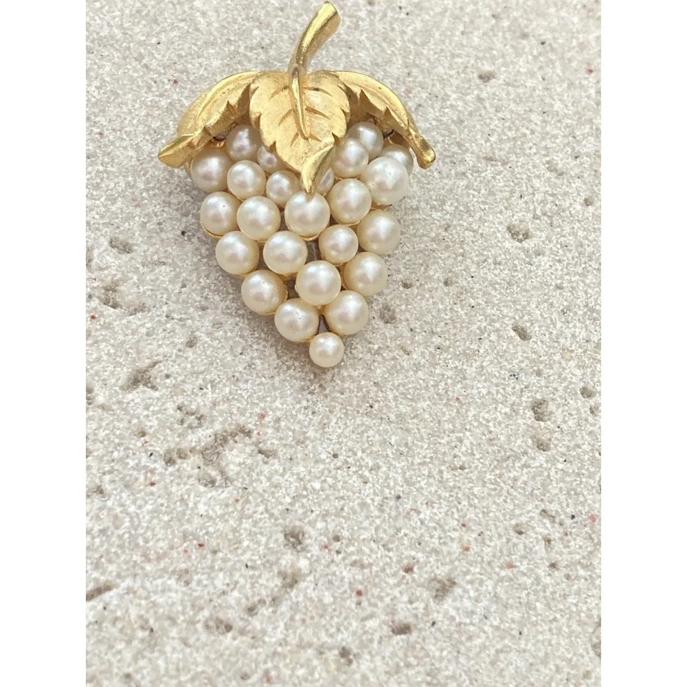 Vintage Crown Trifari Gold Tone Grape Brooch Faux‎ Pearl Cluster Leaf 1960s